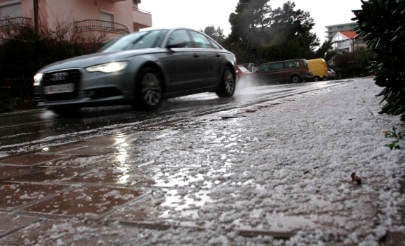 PUTEVI: Oprezno - kolovozi vlažni i klizavi