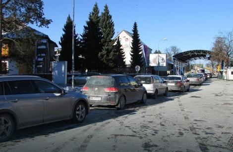 Na graničnim prelazima Donja Gradina i Gradiška na izlazi iz BiH čeka se oko 60 minuta