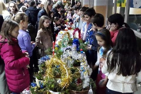 DOBOJ: U školi "Sveti Sava" organizovan prvi novogodišnji bazar