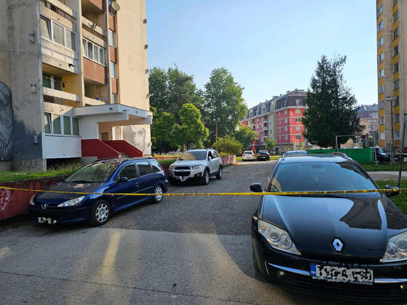 DOBOJ: Pokušaj paljenja SUV vozila ispred solitera u Ćuprijskoj (FOTO)