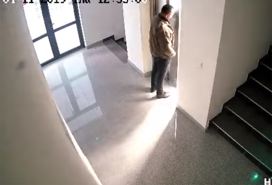 SNIMILE GA KAMERE Uhapšen jer je obavljao NUŽDU u liftu zgrade u Doboju (VIDEO)
