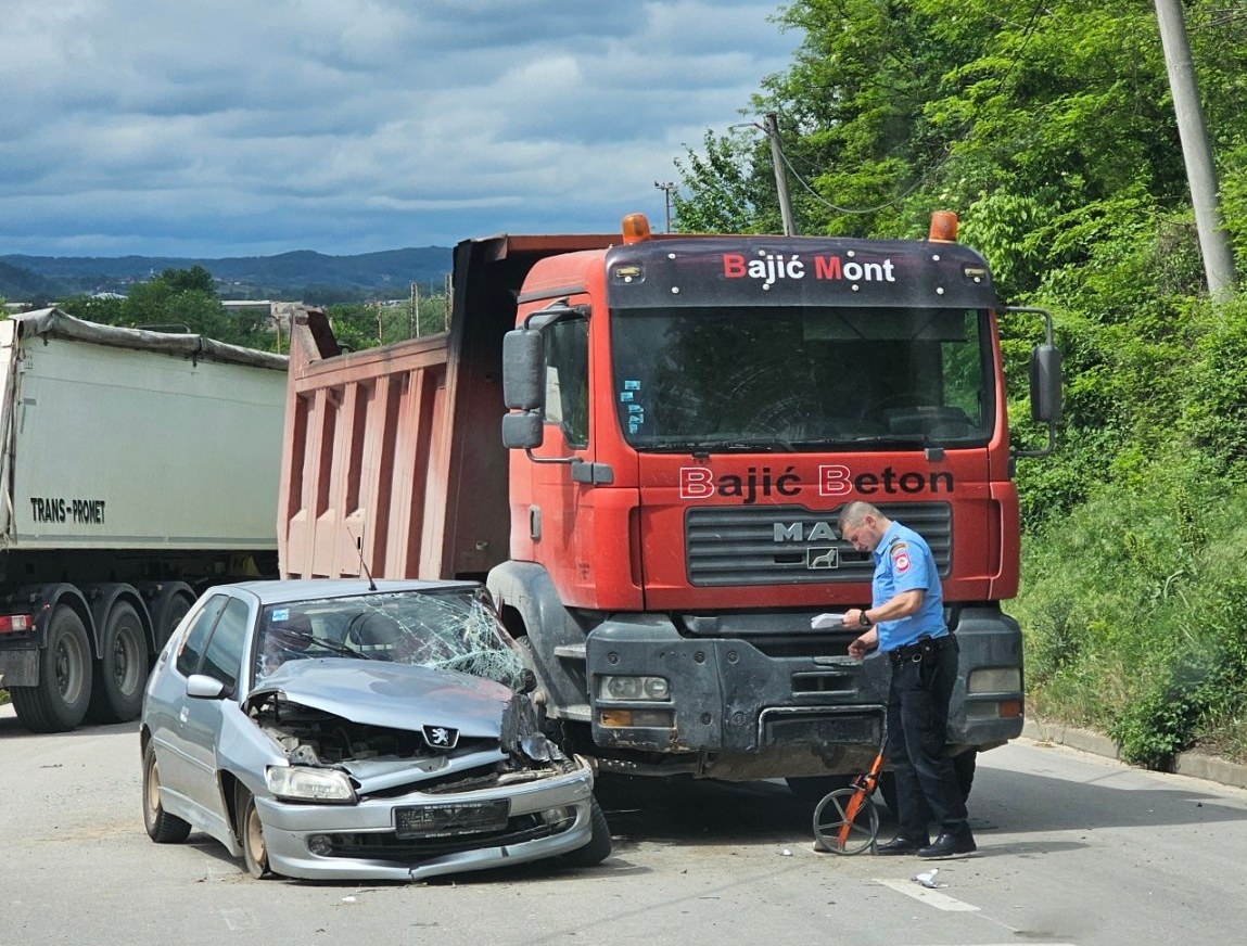SUDAR KOD NADVOŽNJAKA U KOSTAJNICI: Sudarili se kamion i putnički automobil marke Peugeot