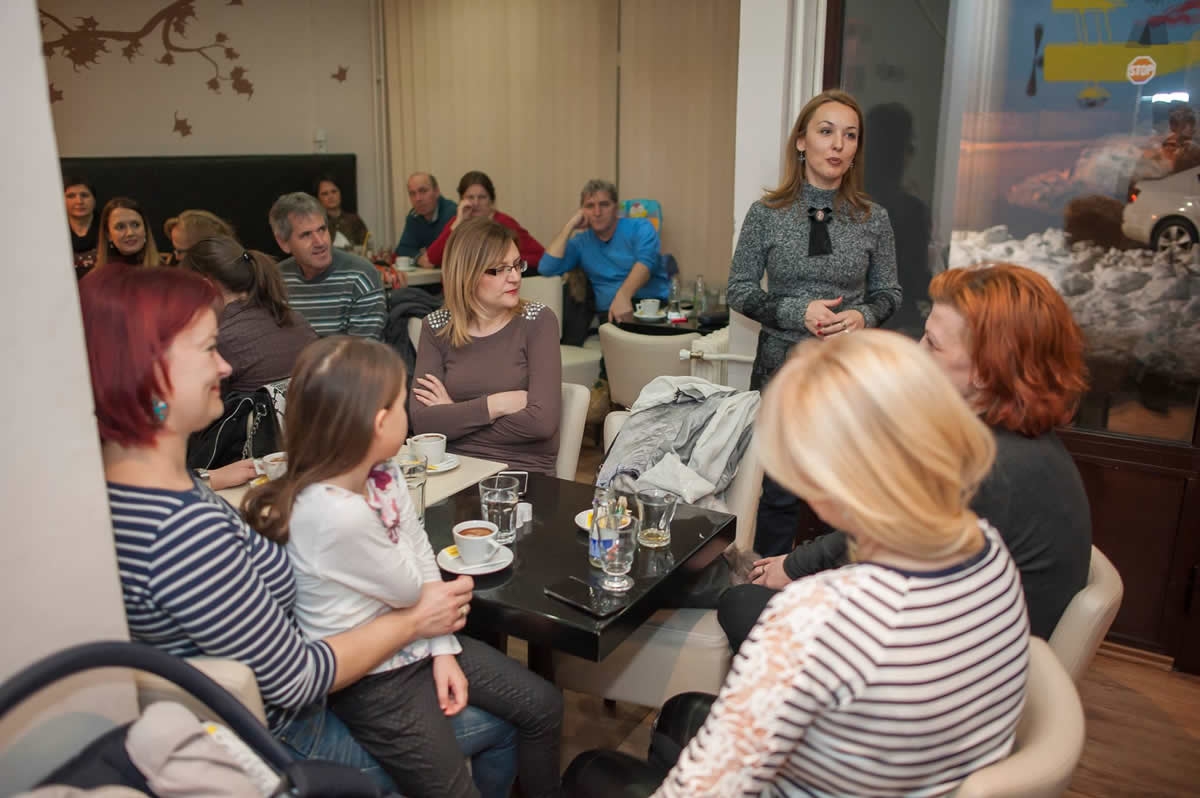 DOBOJ: Humanitarno veče, knjiga za školsku biblioteku (FOTO)