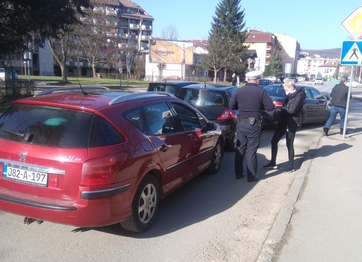 DOBOJ: Lančani sudar auta kod škole "Vuk Karadžić" (FOTO)