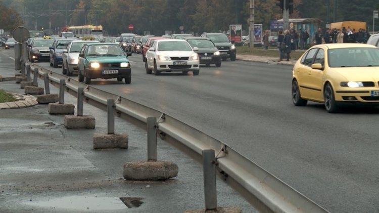 PUTEVI: Pojačan intenzitet saobraćaja na većini puteva i graničnih prelaza
