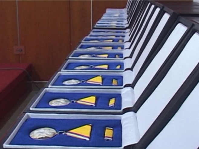 DOBOJ: Posthumna odlikovanja porodicama poginulih boraca