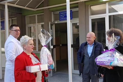 DOBOJ: Rotari klub darovao porodilju