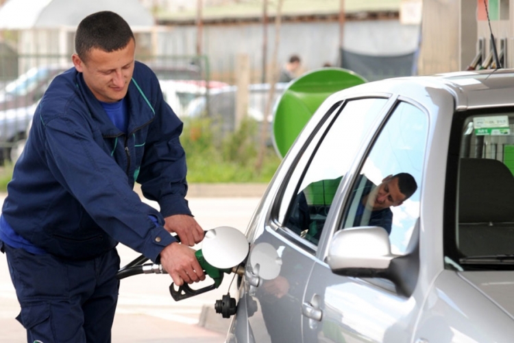 Od sutra gorivo skuplje još 18 feninga po litri