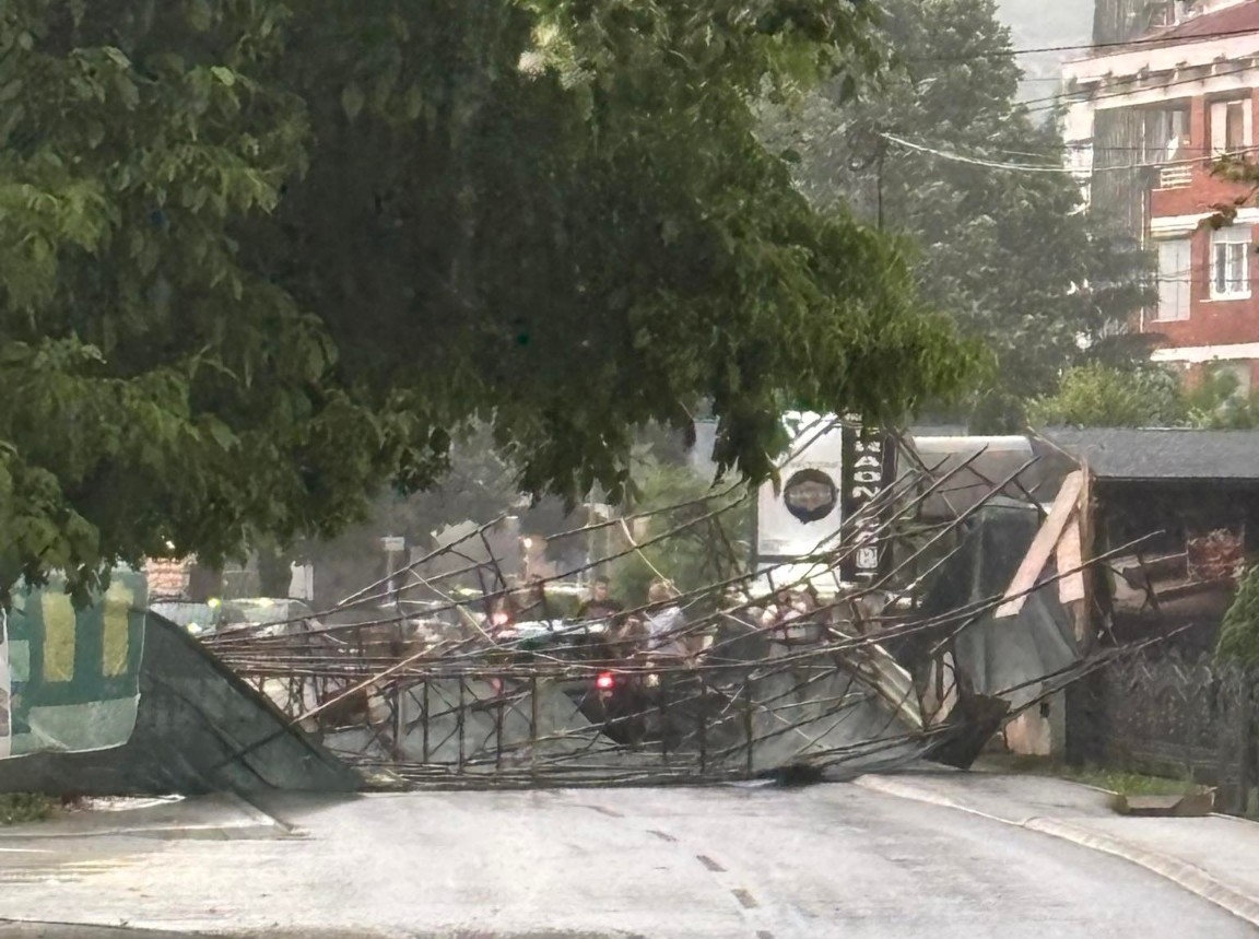 OPASNOST NA ULICAMA DOBOJA: Pala skela usljed jakog vjetra