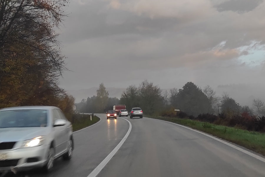 PUTEVI: Vlažni i klizavi kolovozi u maglovitim područjima