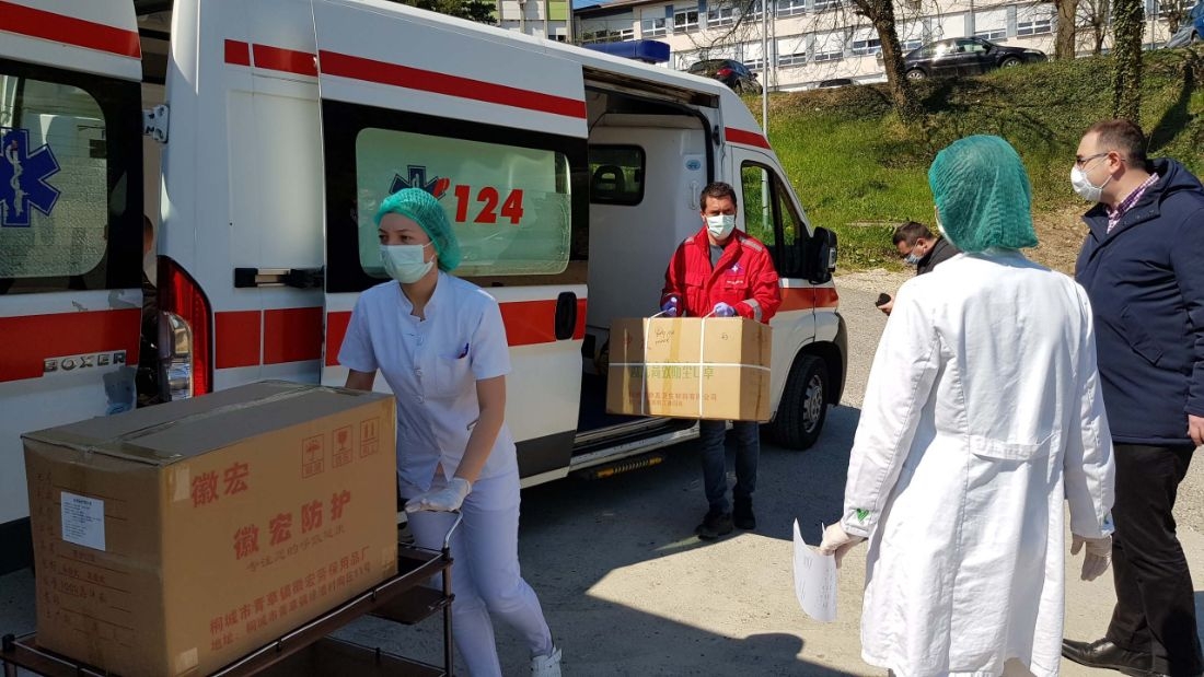 DOBOJ: Bolnici uručeni respirator i oprema, donacija Srbije