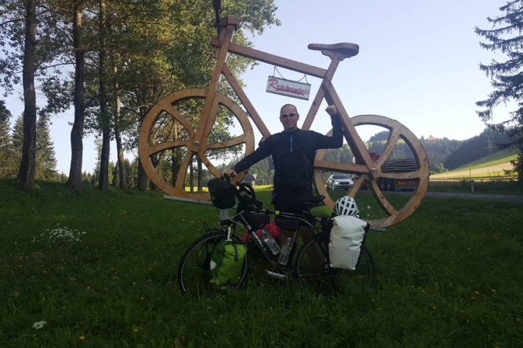 DOBOJ: Mladen Malić biciklom "osvojio" Pariz