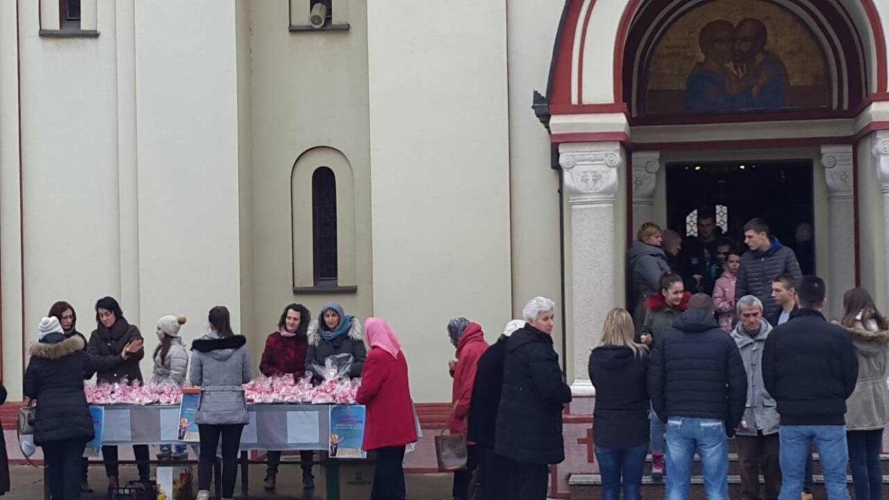 DOBOJ: Humanitarna prodaja kolača za liječenje Nine Bližnjaković (FOTO)