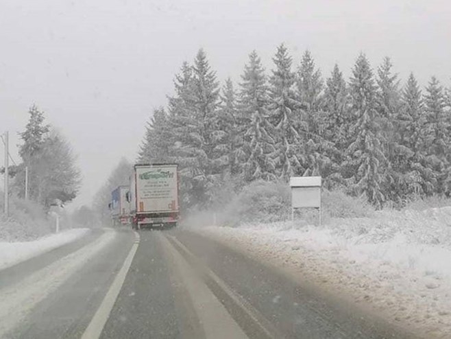 PUTEVI: Usporen saobraćaj zbog snijega i poledice