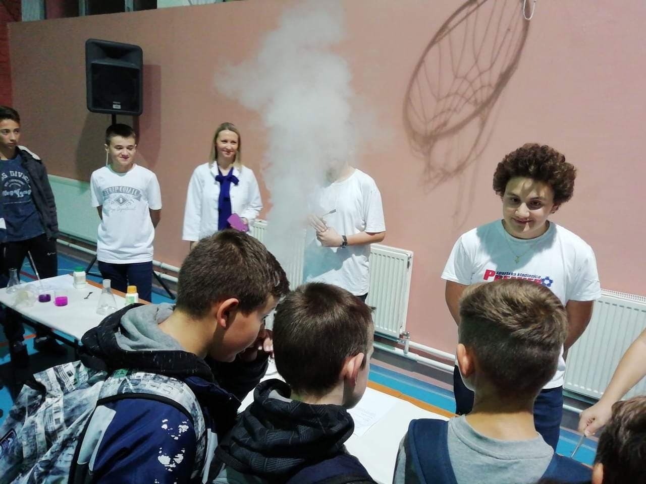 DOBOJ: Osnovci obilježili Svjetski dan nauke (FOTO)