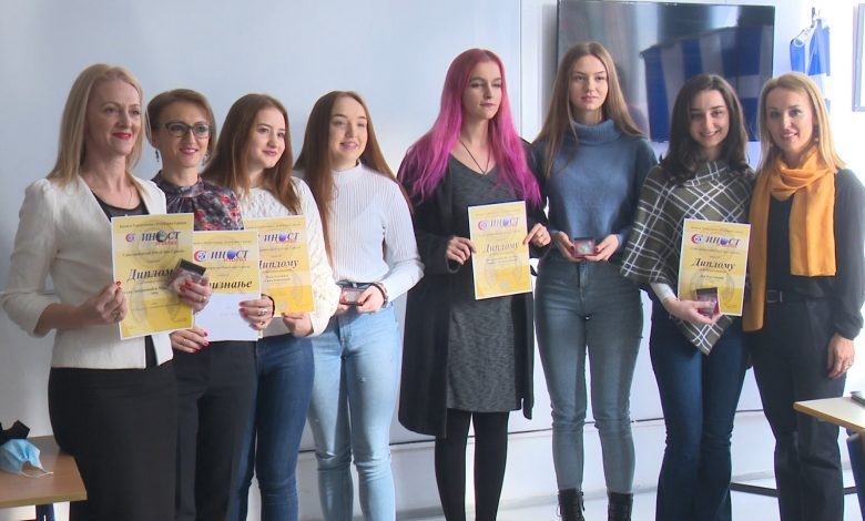 DOBOJ: Učenice i profesorke Ekonomske škole nagrađene na sajmu „Inost mladih 2021“ (VIDEO)