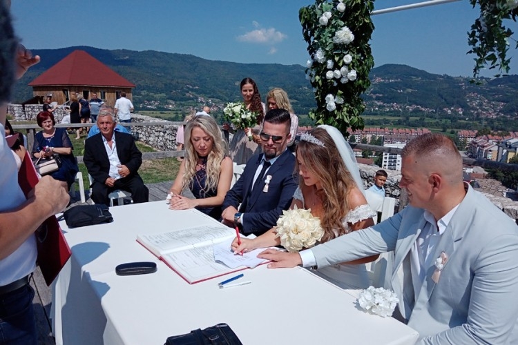 DOBOJ: Mladenci došli iz inostranstva i rekli "da" na tvrđavi