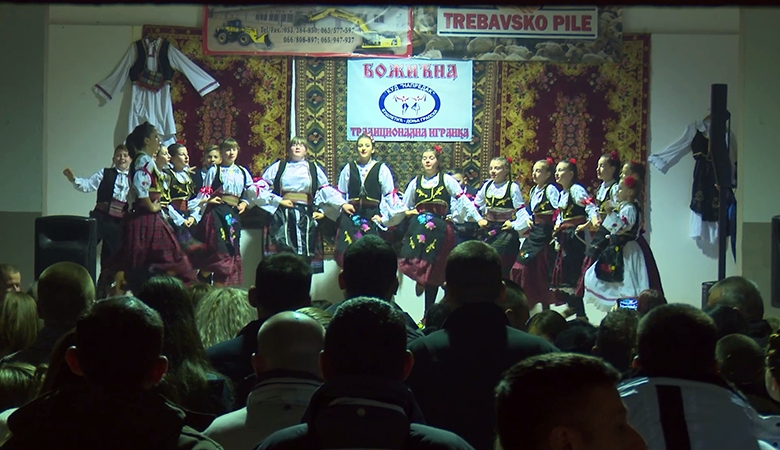 DOBOJ: U Grapskoj Donjoj održana 10. tradicionalna Božićna smotra folklora sa igrankom (VIDEO)