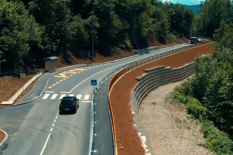 PUTEVI: Suvi kolovozi, mjestimična magla