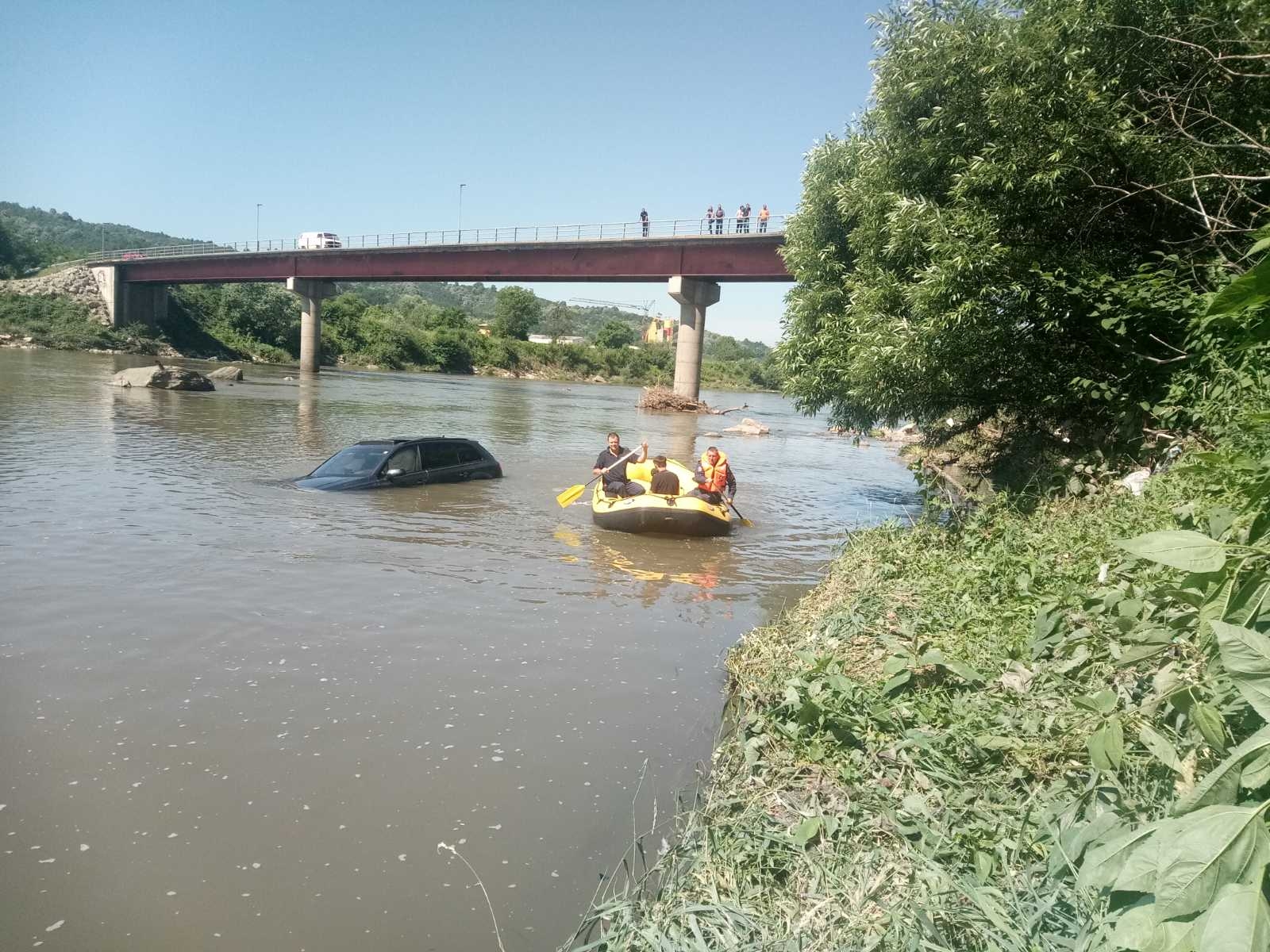 DOBOJ: Vatrogasci i policija izvukli Makedonca koji je upao u Bosnu (FOTO)