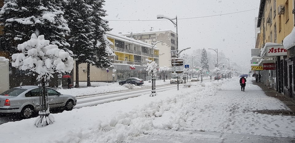 DOBOJ: Zimska idila, snijeg prekrio grad  (VIDEO)