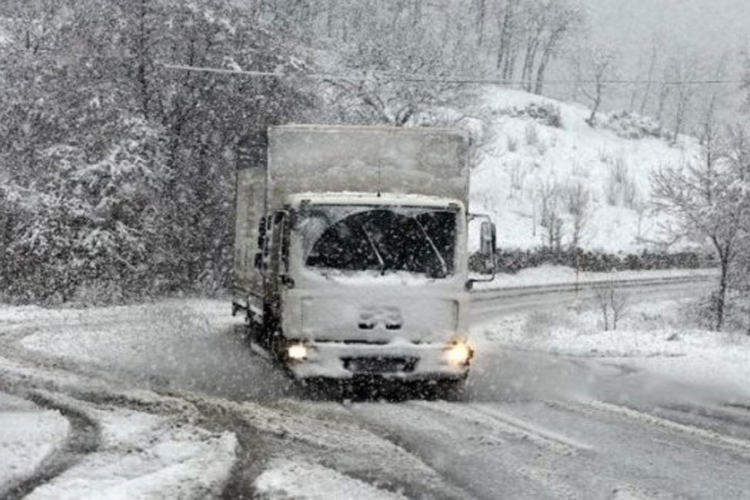 PUTEVI: Upozoravaju se vozači na poledicu na cestama