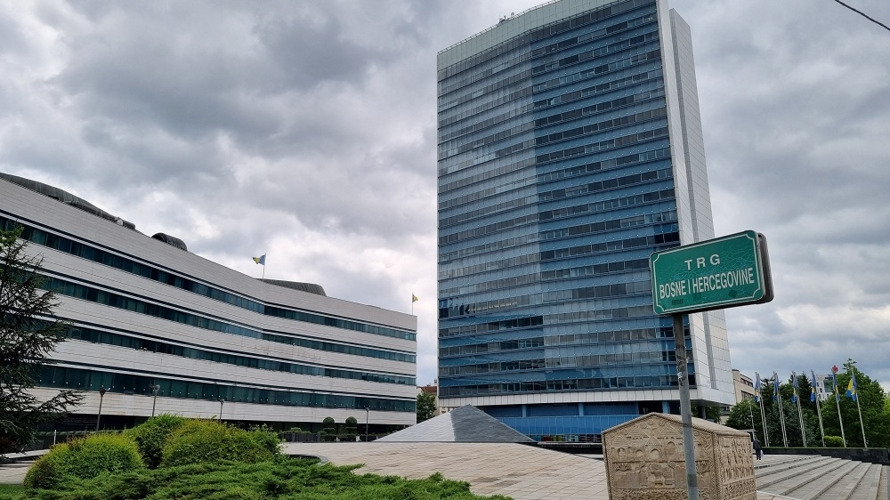 SRAMOTNO: U istom danu političari sebi povećali plate za 500 KM, a odbili smanjenje cijena goriva za građane!