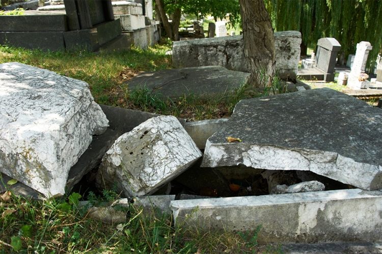 DOBOJ: Prekopao grobove roditelja i sinova da ih poreda po svojoj želji