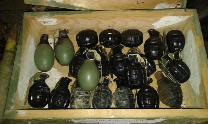 DOBOJ: Pronađeno 11 ručnih bombi u devastiranoj kući