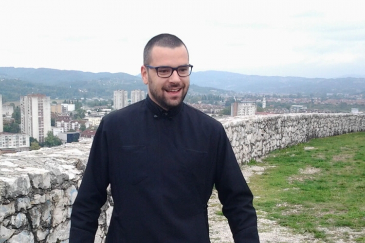 DOBOJ: Đakon neumorno crta, ilustruje i svira (VIDEO)