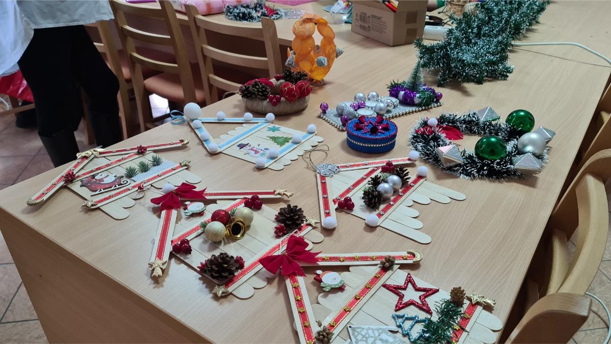 DOBOJ: Počela dvodnevna radionica izrade prazničnog nakita