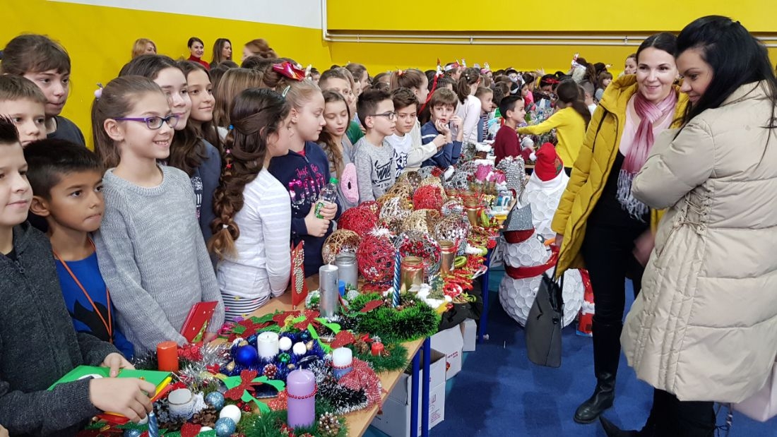 DOBOJ: Novac sa novogodišnjeg bazara za informacionu opremu škole (FOTO)