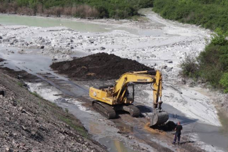 DOBOJ: Mrlja iz rijeke Spreče stigla u grad, vidljive i mrtve ribe
