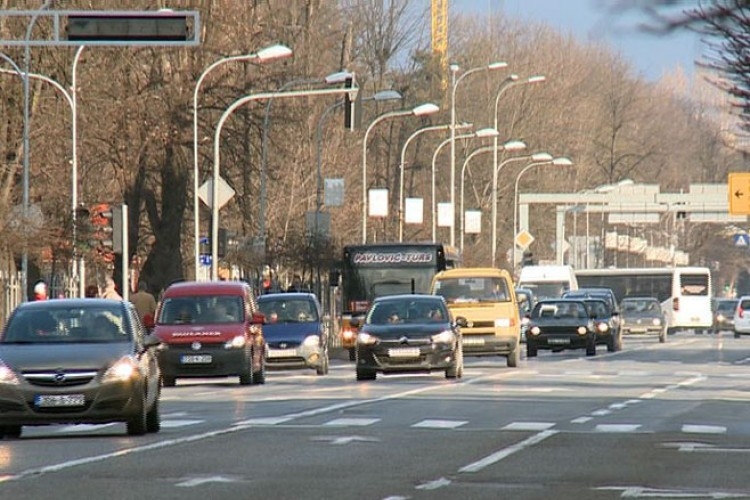 PUTEVI: Redovno odvijanje saobraćaja, oprez zbog visoke temperature vazduha