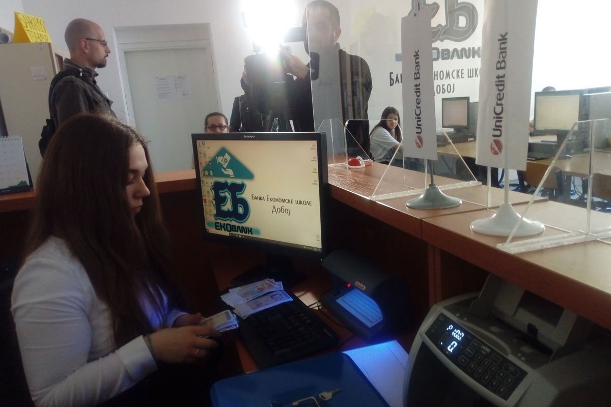 DOBOJ: Mala banka u školi. "Voljeli bismo da radimo s pravim novcem"