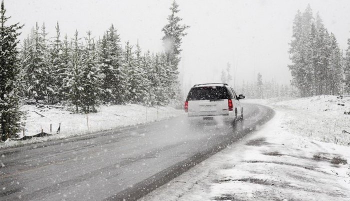 PUTEVI: Na kolovozu u višim krajevima ima ugaženog snijega