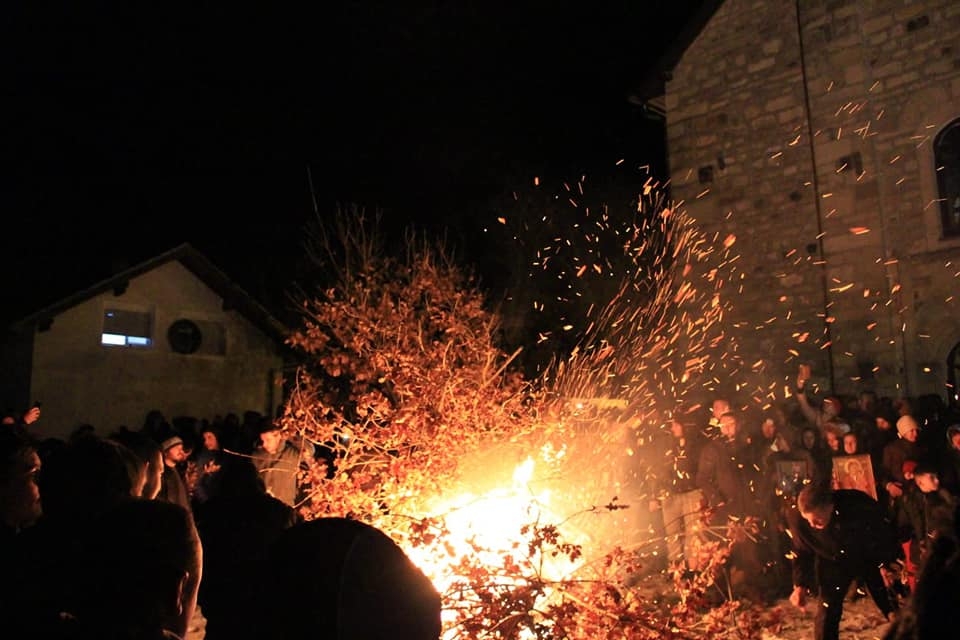 OKOM KAMERE: Tradicionalno paljenje Badnjaкa u Osječanima (FOTO)