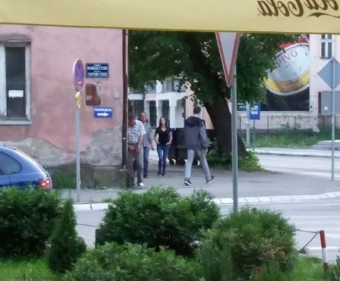 BEZ KOMENTARA: Pišanje u centar!!!