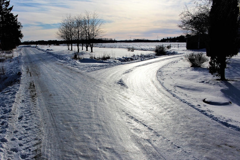 PUTEVI: Poledica na kolovozima u višim i nižim krajevima