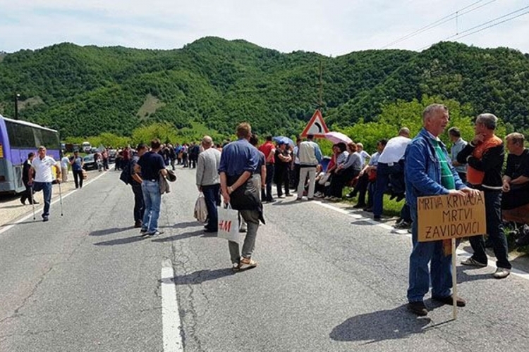 ZAVIDOVIĆI: Radnici Krivaje postavili barikade