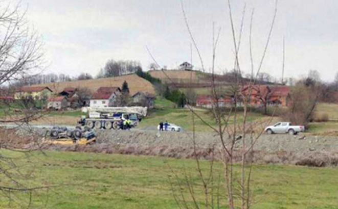 DOBOJ: Prevrnuo se kamion na autoputu Prnjavor-Doboj