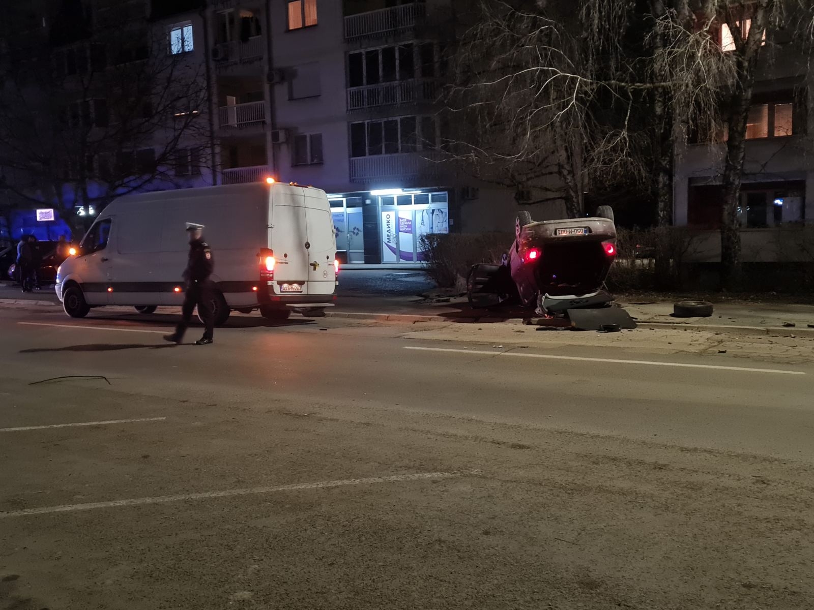 STRAVIČAN SUDAR U UL. NIKOLE PAŠIĆA: Automobil pežo završio na krovu. (AUTO) (VIDEO)