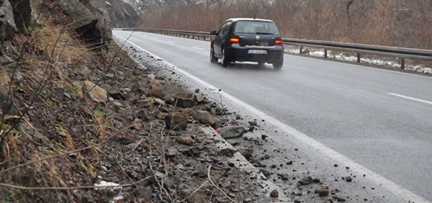 PUTEVI: Kolovozi pretežno suvi, učestali odroni u usjecima