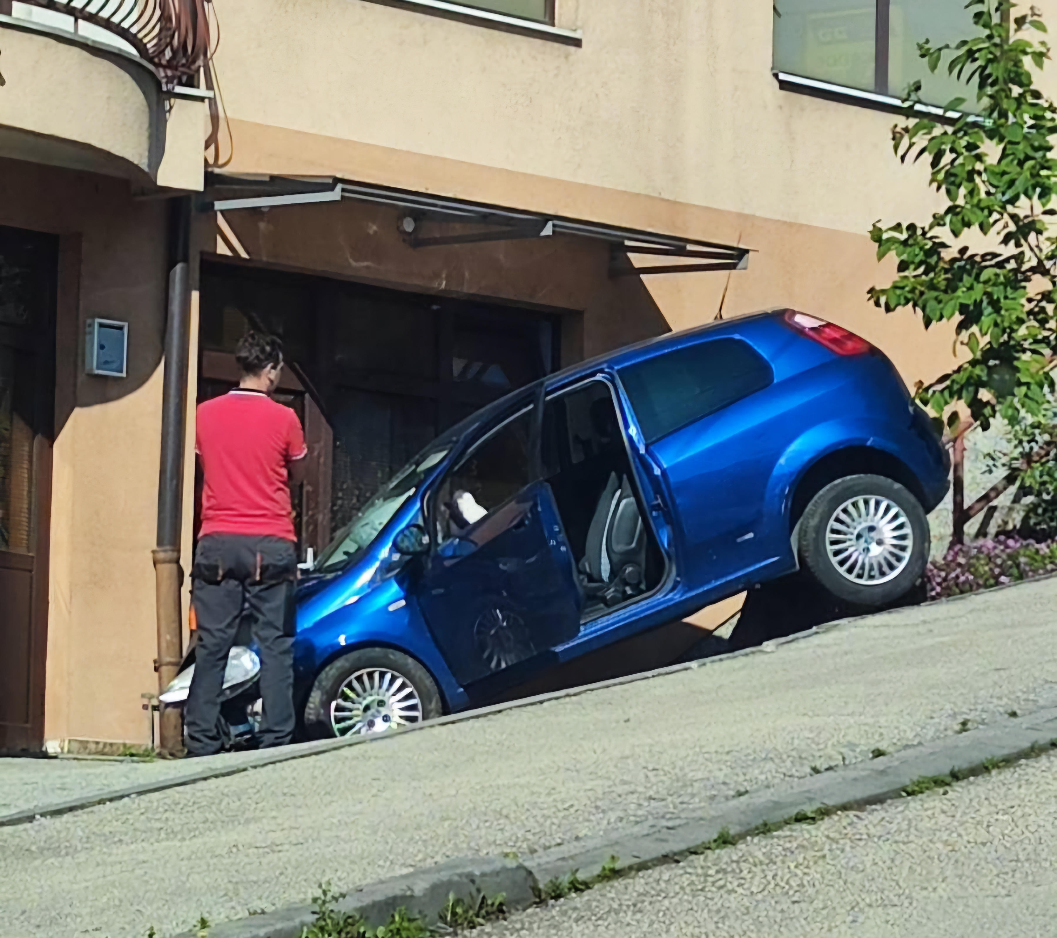SAOBRAĆAJNA NEZGODA U DOBOJU Vozaču pozlilo, lakše povređen