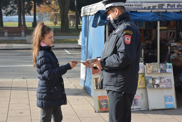 DOBOJ: Policija obilježila Mjesec borbe protiv bolesti zavisnosti (FOTO)