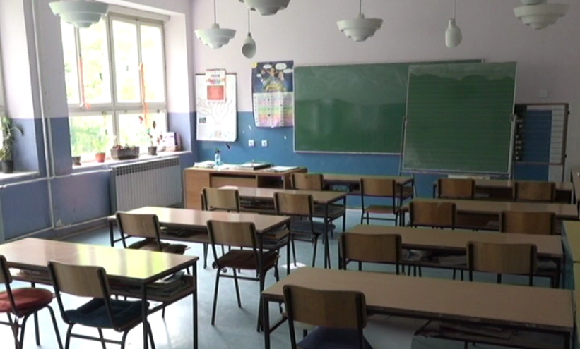 PETROVO: Pet radnika održalo nastavu, ostali i dalje u štrajku