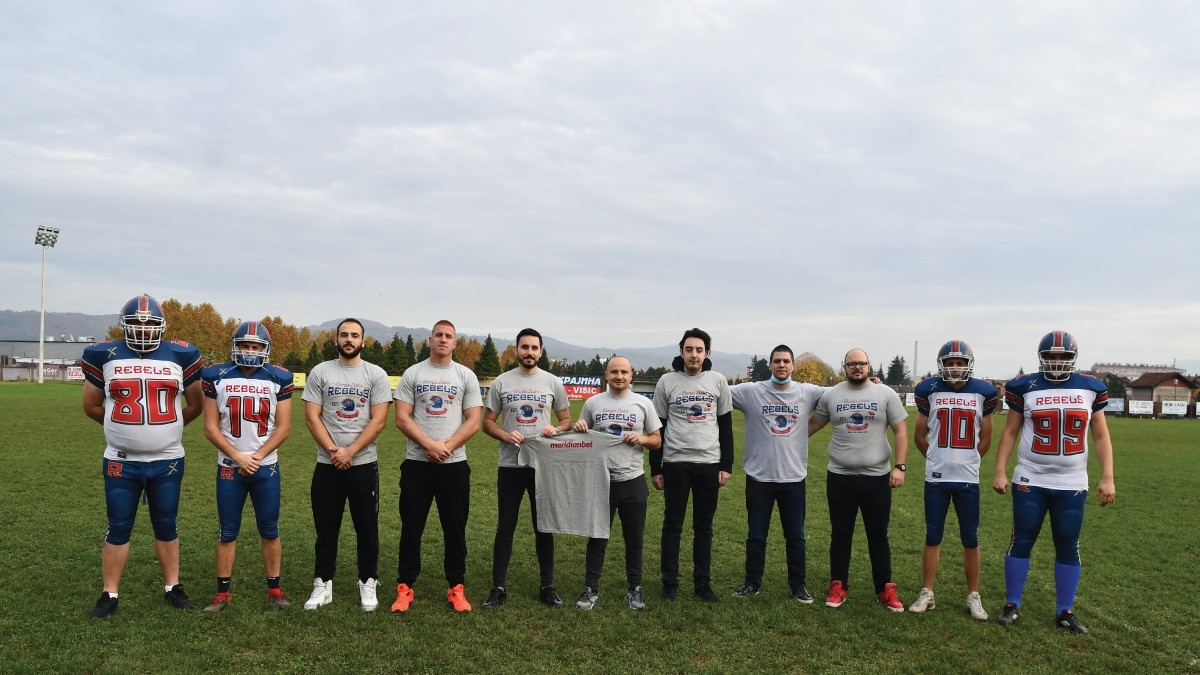 Meridian: Donacijom sportskih majica klubu NFL Rebels iz Banja Luke daje podršku u vrijeme korone   