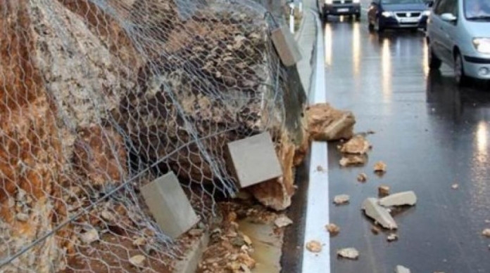 PUTEVI: Upozorenje na poledicu i odrone