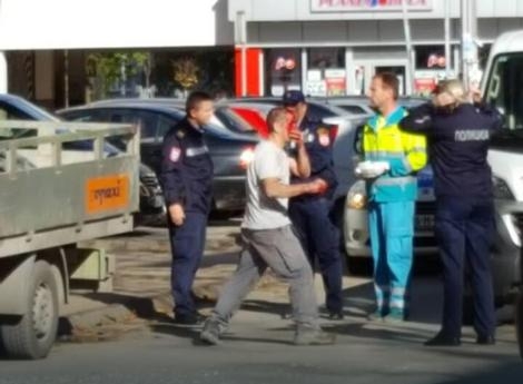 "ŠTA JE S MOJOM PLATOM" Dobojlija glavom polupao stakla na službenom kamionetu, pa kolegu udario METALNIM GRABLJAMA