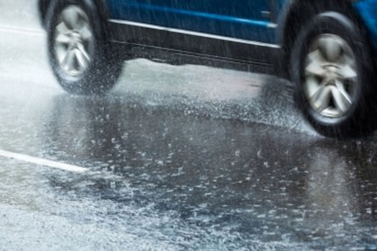 PUTEVI: Obilne padavine otežavaju saobraćaj